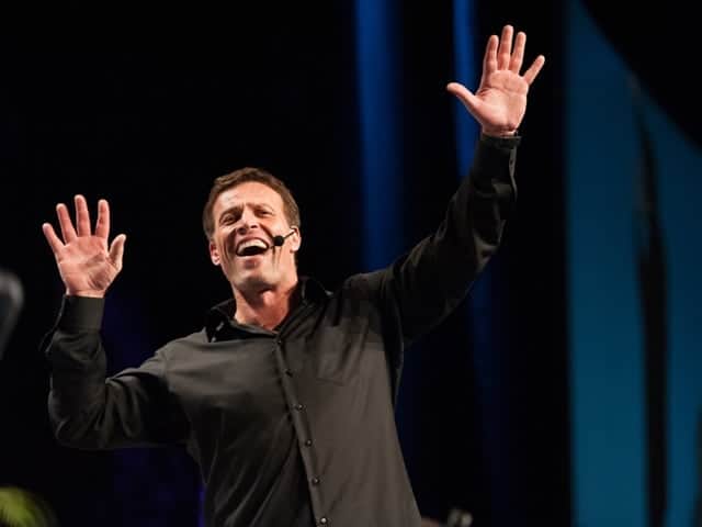 Tony-Robbins-on-stage